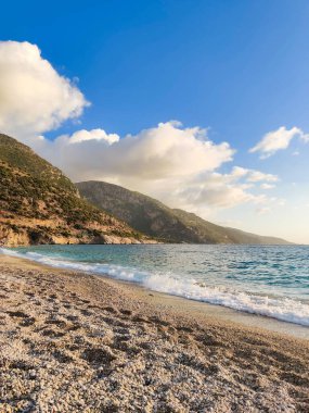 Denizin üzerinde kumlu bir sahilin güzel manzarası