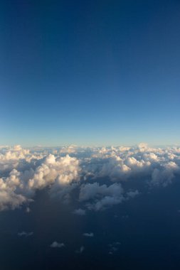 Gökyüzünde güzel, kalın bulutlar uçağın yüksekliğinden