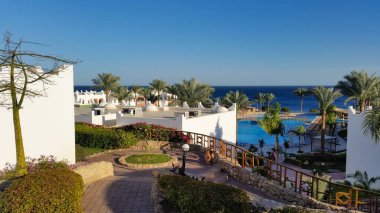 Deniz kenarında yüzme havuzları olan otelin güzel bölgesi.