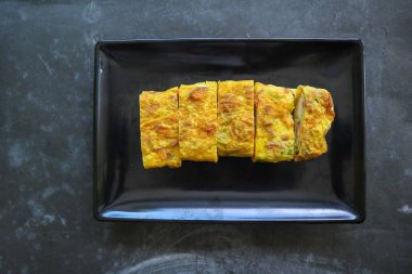 Telur dadar gulung ya da Tamagoyaki ya da Japonların Çin böreği. Gyeran Mari veya Kore usulü omlet. sahanda yumurta