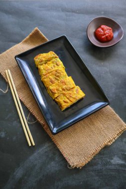 Telur dadar gulung ya da Tamagoyaki ya da Japonların Çin böreği. Gyeran Mari veya Kore usulü omlet. sahanda yumurta