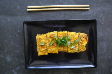 Telur dadar gulung ya da Tamagoyaki ya da Japonların Çin böreği. Gyeran Mari veya Kore usulü omlet. sahanda yumurta