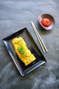 Telur dadar gulung ya da Tamagoyaki ya da Japonların Çin böreği. Gyeran Mari veya Kore usulü omlet. sahanda yumurta