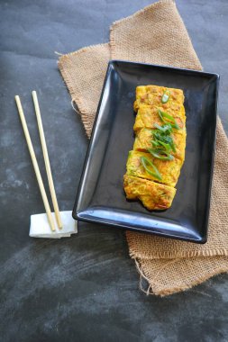 Telur dadar gulung ya da Tamagoyaki ya da Japonların Çin böreği. Gyeran Mari veya Kore usulü omlet. sahanda yumurta