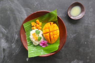 Mango pilavı yapışkan pirinç, mango ve hindistan cevizi sütünden yapılmış Tayland tatlısıdır..