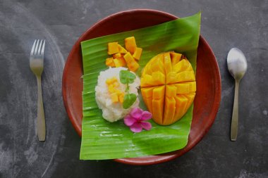 Mango pilavı yapışkan pirinç, mango ve hindistan cevizi sütünden yapılmış Tayland tatlısıdır..
