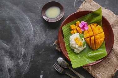 Mango pilavı yapışkan pirinç, mango ve hindistan cevizi sütünden yapılmış Tayland tatlısıdır..