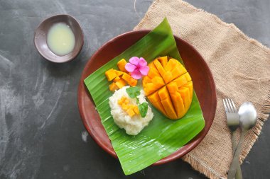 Mango pilavı yapışkan pirinç, mango ve hindistan cevizi sütünden yapılmış Tayland tatlısıdır..