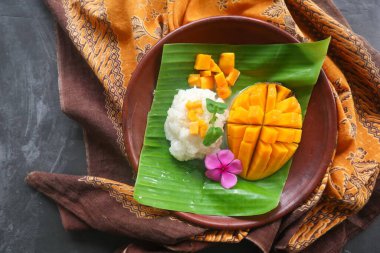 Mango pilavı yapışkan pirinç, mango ve hindistan cevizi sütünden yapılmış Tayland tatlısıdır..