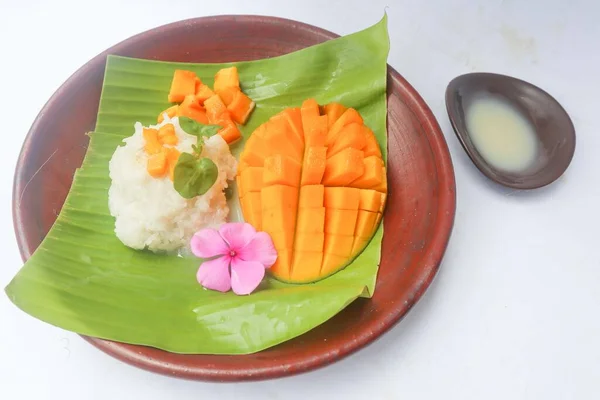 芒果糯米是由糯米 芒果和椰奶制成的泰国甜点 在白色背景下隔离 — 图库照片