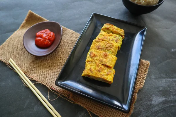 Telur dadar gulung ya da Tamagoyaki ya da Japonların Çin böreği. Gyeran Mari veya Kore usulü omlet. sahanda yumurta