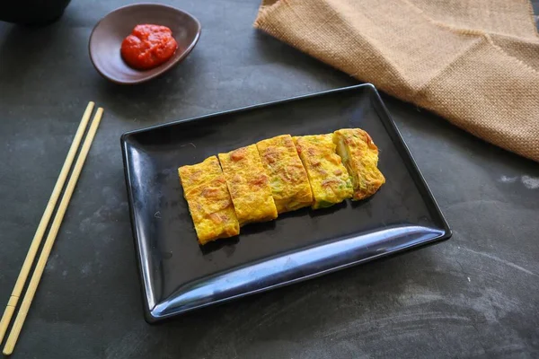 Telur Dadar Gulung或Tamagoyaki或日本蛋卷 Gyeran Mari或Korean Rolled Omelette — 图库照片