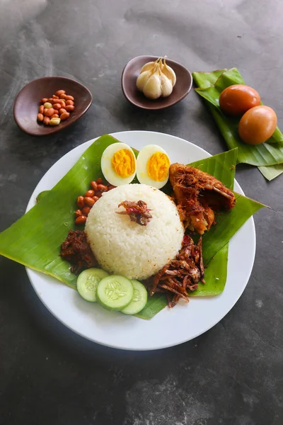 Nasi Lemak Tradiční Malajsky Vařené Vejce Fazole Ančovičky Chilli Omáčka — Stock fotografie