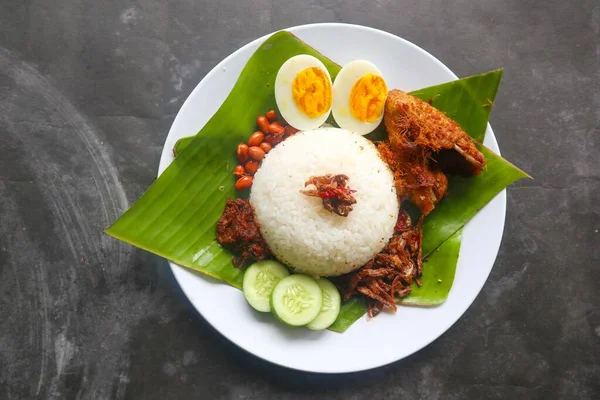 Nasi Lemak Traditionele Malay Gekookte Eieren Bonen Ansjovis Chili Saus — Stockfoto