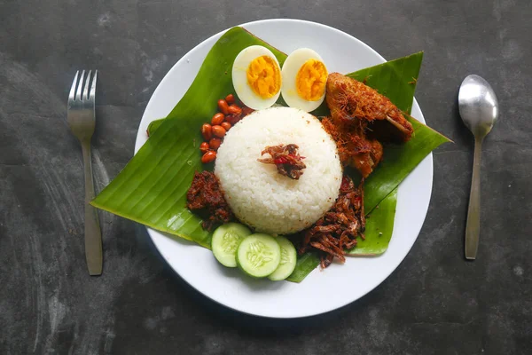 Nasi Citak Traditionella Malajkokta Ägg Bönor Ansjovis Chili Sås Gurka — Stockfoto