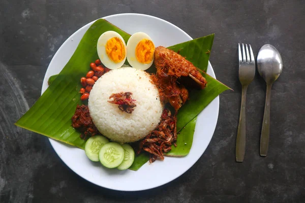 Nasi Lemak Traditionele Malay Gekookte Eieren Bonen Ansjovis Chili Saus — Stockfoto