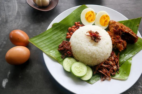 纳西柠檬 是传统的马来人煮鸡蛋 凤尾鱼 辣椒酱 用香蕉叶盛的菜 — 图库照片