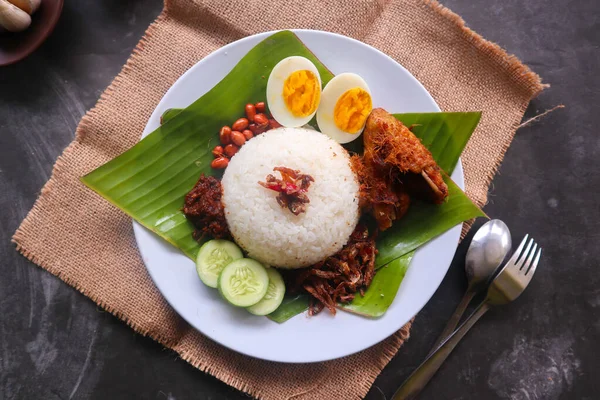 Nasi Lemak Tradicional Malayo Hecho Huevos Hervidos Frijoles Anchoas Salsa —  Fotos de Stock