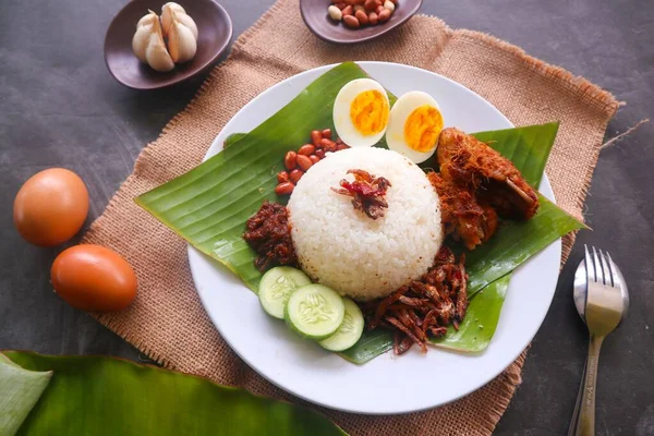 Nasi Lemak Tradiční Malajsky Vařené Vejce Fazole Ančovičky Chilli Omáčka — Stock fotografie