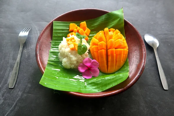 Mango Sticky Rice Thai Dessert Lavet Klistret Ris Mango Kokosmælk - Stock-foto