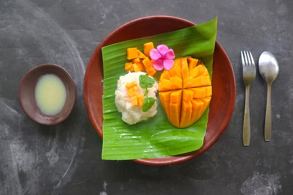 芒果糯米是由糯米 芒果和椰奶制成的泰国甜点 — 图库照片
