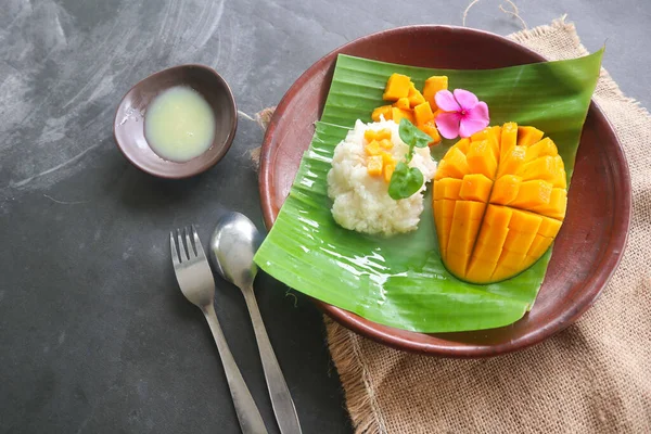 Mango Klibbigt Ris Thailändsk Dessert Gjord Klibbigt Ris Mango Och — Stockfoto