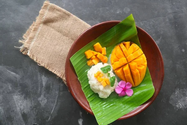 芒果糯米是由糯米 芒果和椰奶制成的泰国甜点 — 图库照片