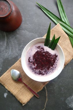 Bir kasede siyah pirinç lapası. bubur ketan hitam