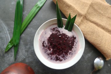 Bir kasede siyah pirinç lapası. bubur ketan hitam