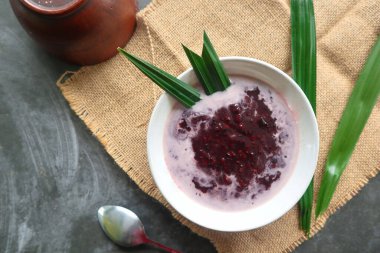 Bir kasede siyah pirinç lapası. bubur ketan hitam