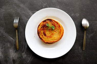 Paratha ekmeği ya da canai ekmeği ya da roti maryam, favori kahvaltı yemeği. Tabakta servis edilir.