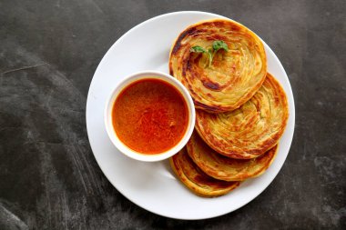 Paratha ekmeği ya da canai ekmeği ya da roti maryam, favori kahvaltı yemeği. Tabakta servis edilir.