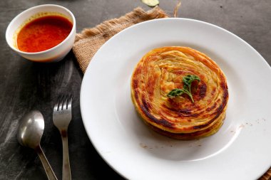 Paratha ekmeği ya da canai ekmeği ya da roti maryam, favori kahvaltı yemeği. Tabakta servis edilir.