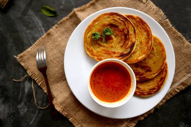 Paratha ekmeği ya da canai ekmeği ya da roti maryam, favori kahvaltı yemeği. Tabakta servis edilir.