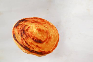 Paratha ekmeği ya da canai ekmeği ya da roti maryam, favori kahvaltı yemeği. beyaz arkaplan