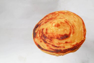 Paratha ekmeği ya da canai ekmeği ya da roti maryam, favori kahvaltı yemeği. beyaz arkaplan