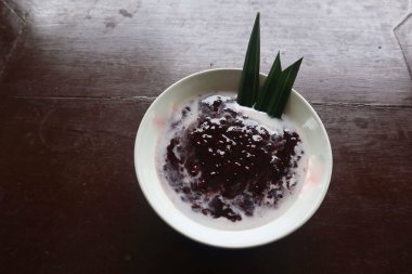 Bir kasede siyah pirinç lapası. bubur ketan hitam