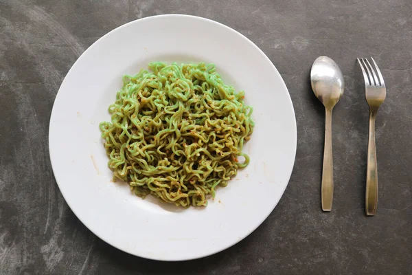 Groene Noedels Spinazie Pasta Zucchini Rauwe Veganistische Pasta Dip Tomaten — Stockfoto