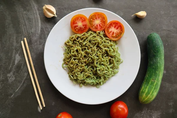 Groene Noedels Spinazie Pasta Zucchini Rauwe Veganistische Pasta Dip Tomaten — Stockfoto