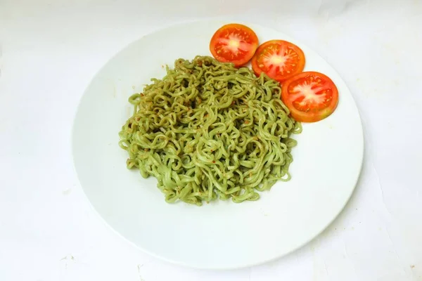 Green Noodles Spinach Pasta Zucchini Raw Vegan Pasta Dip Tomatoes — Stock Photo, Image