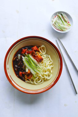 Jajangmyeon ya da JJajangmyeon, Kore eriştesidir. Masada servis edilir.
