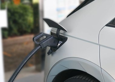 Elektrik kablosu tıkalı şarj istasyonunda EV Car veya Electric Car