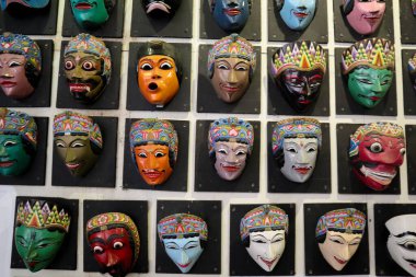 Endonezya geleneksel maskeleri. Kabile etnik dekoratif yüzleri. Geleneksel savaşçı unsurları. Ayin aksesuarları. Tarikat sembolleri. Geleneksel tören. Yerli hatıraları. Çok iyi gidiyorsun.