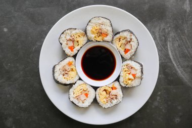 Kimbap veya gimbap, Güney Kore 'den gelen ve buharda pişirilmiş beyaz pirinç (bap) ve çeşitli malzemelerden yapılan Kore usulü Gimbap (kimbap).