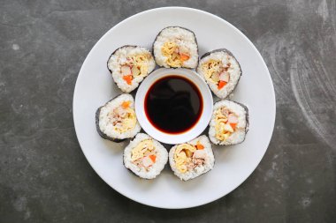 Kimbap veya gimbap, Güney Kore 'den gelen ve buharda pişirilmiş beyaz pirinç (bap) ve çeşitli malzemelerden yapılan Kore usulü Gimbap (kimbap).