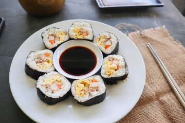 Kimbap veya gimbap, Güney Kore 'den gelen ve buharda pişirilmiş beyaz pirinç (bap) ve çeşitli malzemelerden yapılan Kore usulü Gimbap (kimbap).