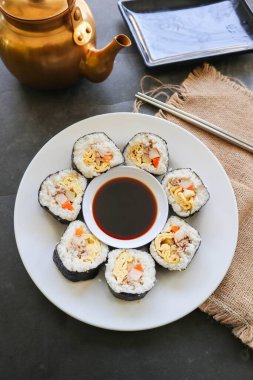Kimbap veya gimbap, Güney Kore 'den gelen ve buharda pişirilmiş beyaz pirinç (bap) ve çeşitli malzemelerden yapılan Kore usulü Gimbap (kimbap).