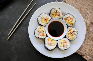 Kimbap veya gimbap, Güney Kore 'den gelen ve buharda pişirilmiş beyaz pirinç (bap) ve çeşitli malzemelerden yapılan Kore usulü Gimbap (kimbap).