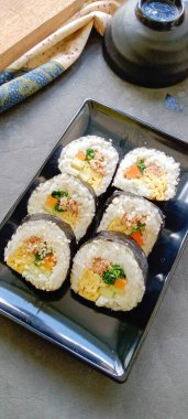 Kimbap veya gimbap, Güney Kore 'den gelen ve buharda pişirilmiş beyaz pirinç (bap) ve çeşitli malzemelerden yapılan Kore usulü Gimbap (kimbap).