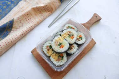 Kimbap veya gimbap, Güney Kore 'den gelen ve buharda pişirilmiş beyaz pirinç (bap) ve çeşitli malzemelerden yapılan Kore usulü Gimbap (kimbap).